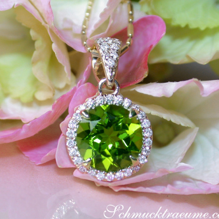Delicate Peridot Pendant with Diamonds
