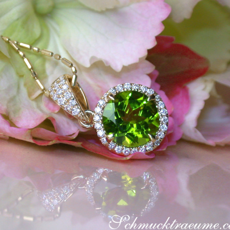 Delicate Peridot Pendant with Diamonds