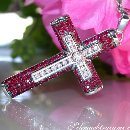 Kreuz Anhänger mit Rubinen
