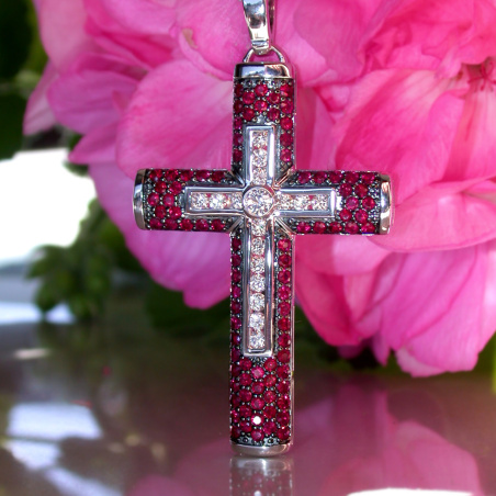 Kreuz Anhänger mit Rubinen