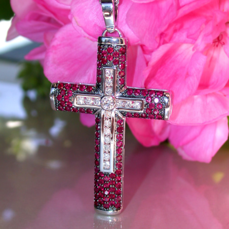 Kreuz Anhänger mit Rubinen