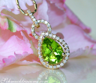 Casual Peridot Pendant with Diamonds