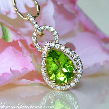 Casual Peridot Pendant with Diamonds