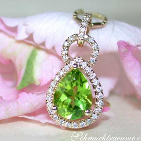 Casual Peridot Pendant with Diamonds