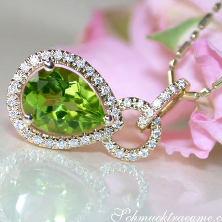 Casual Peridot Pendant with Diamonds