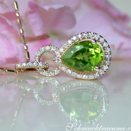 Casual Peridot Pendant with Diamonds