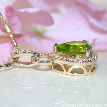 Casual Peridot Pendant with Diamonds
