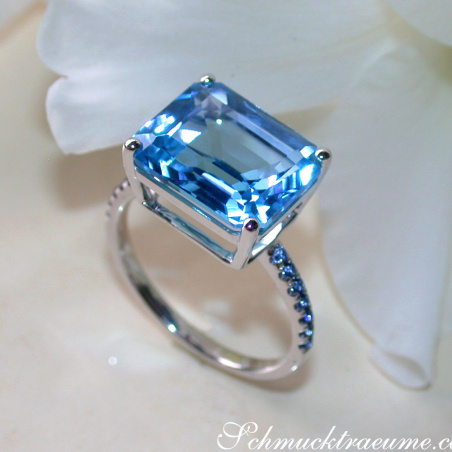 Blautopas Ring mit Saphiren