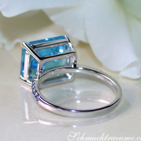 Blautopas Ring mit Saphiren