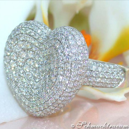 Magnificent Diamond Heart Ring in White gold 18k