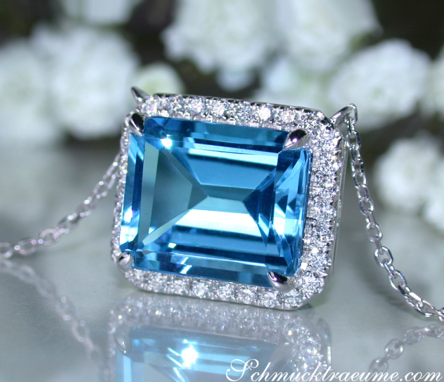 Magnificent Blue Topaz Necklace with Diamonds Magnificent Blue Topaz Necklace with Diamonds
