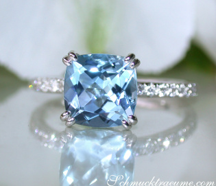 Enchanting Aquamarine Ring with Diamond Collar