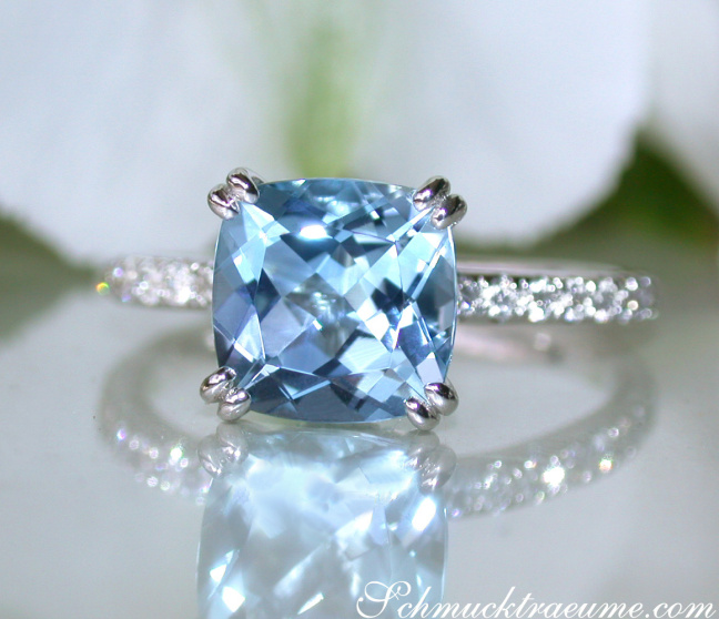Enchanting Aquamarine Ring with Diamond Collar Enchanting Aquamarine Ring with Diamond Collar