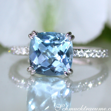 Enchanting Aquamarine Ring with Diamond Collar