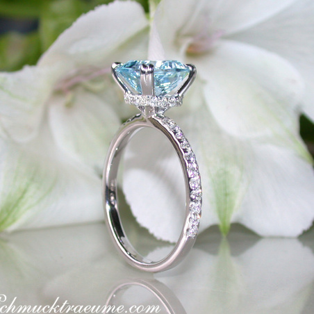 Enchanting Aquamarine Ring with Diamond Collar