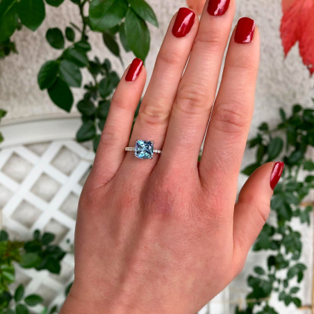 Enchanting Aquamarine Ring with Diamond Collar