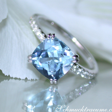 Enchanting Aquamarine Ring with Diamond Collar