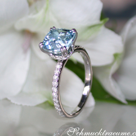Enchanting Aquamarine Ring with Diamond Collar