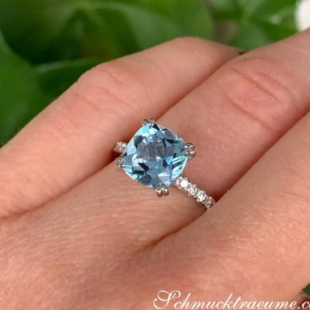 Enchanting Aquamarine Ring with Diamond Collar