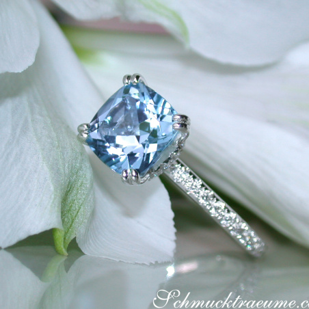 Enchanting Aquamarine Ring with Diamond Collar