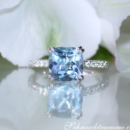 Enchanting Aquamarine Ring with Diamond Collar