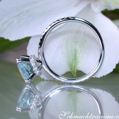 Enchanting Aquamarine Ring with Diamond Collar