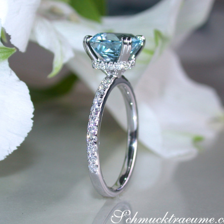 Enchanting Aquamarine Ring with Diamond Collar