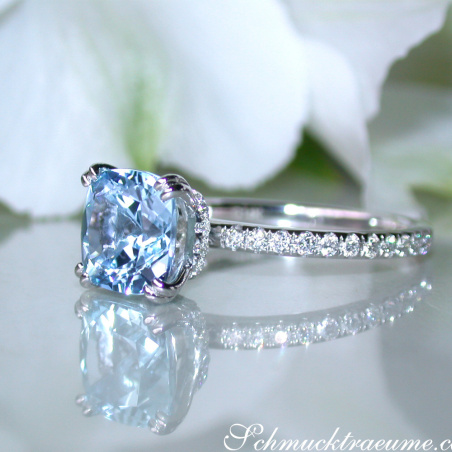 Enchanting Aquamarine Ring with Diamond Collar
