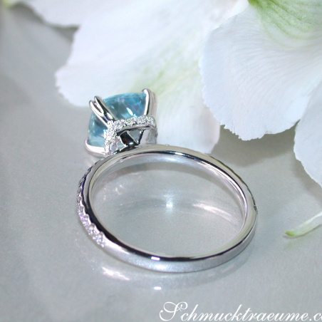 Enchanting Aquamarine Ring with Diamond Collar