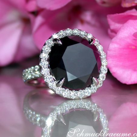 Spectacular Black Diamond Solitaire Ring (14,58 ct.)
