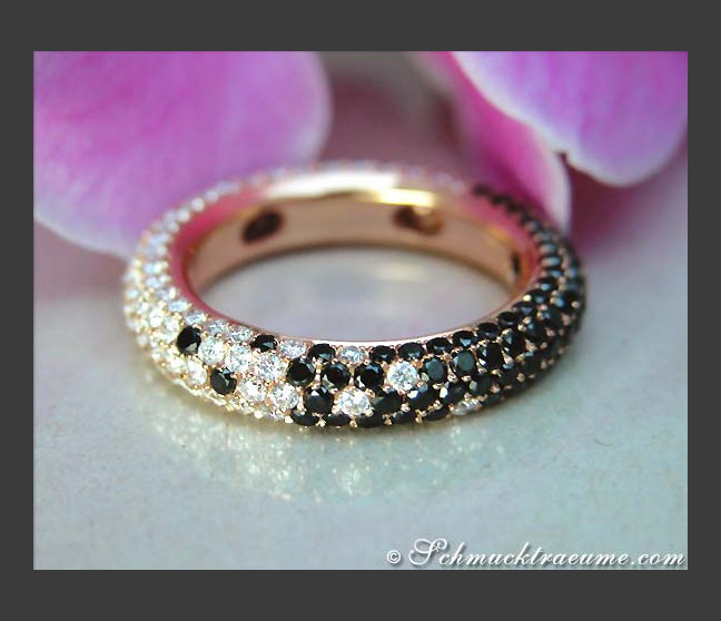 Exquisite Black & White Diamond Eternity Ring Exquisite Black & White Diamond Eternity Ring