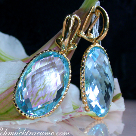 Impressive Blue Topaz Earrings in Yellow Gold 14k | SCHMUCKTRAEUME.COM