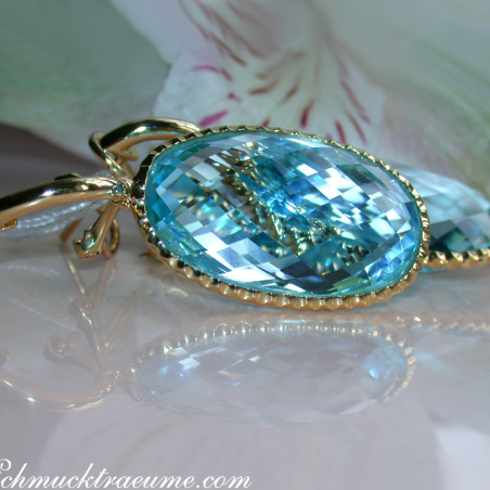 Impressive Blue Topaz Earrings in Yellow Gold 14k | SCHMUCKTRAEUME.COM