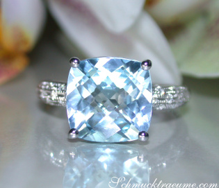 Charmanter Blautopas Ring mit Diamanten