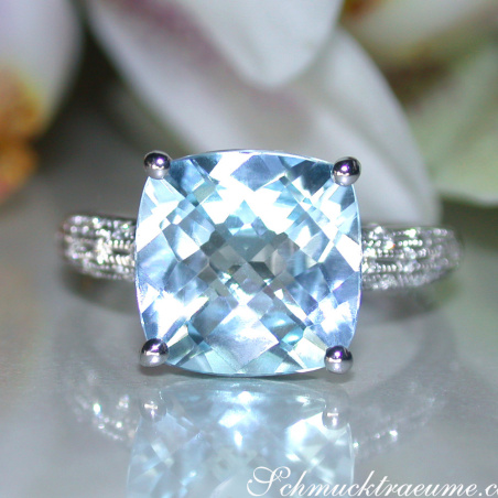 Charmanter Blautopas Ring mit Diamanten