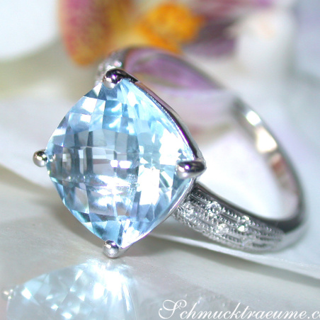 Charmanter Blautopas Ring mit Diamanten