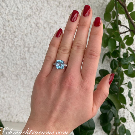 Charmanter Blautopas Ring mit Diamanten