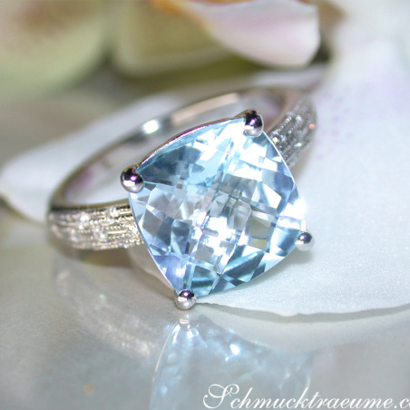 Charmanter Blautopas Ring mit Diamanten