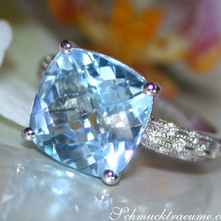 Charmanter Blautopas Ring mit Diamanten