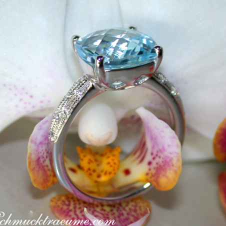 Charmanter Blautopas Ring mit Diamanten