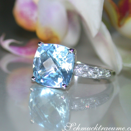 Charmanter Blautopas Ring mit Diamanten