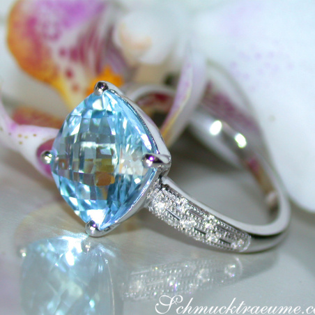 Charmanter Blautopas Ring mit Diamanten