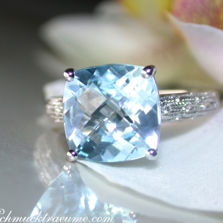 Charmanter Blautopas Ring mit Diamanten