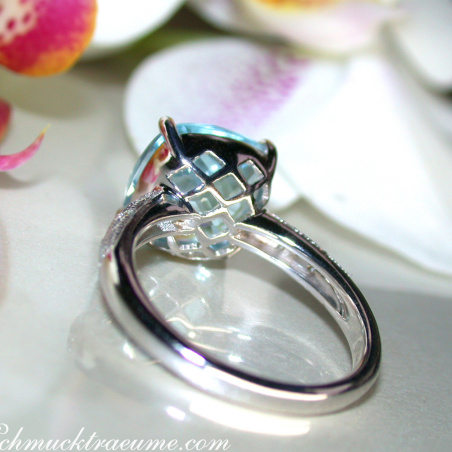 Charmanter Blautopas Ring mit Diamanten