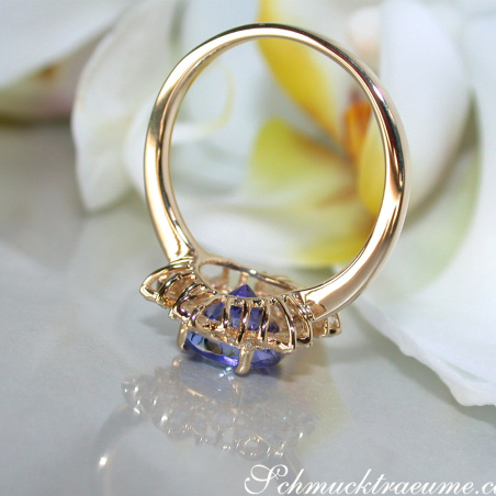 Delicate Tanzanite Snowflake Ring in Yellow gold 18k