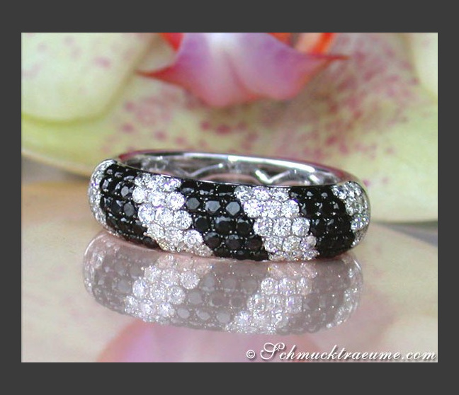 Casual Smart Black & White Diamond Ring Casual Smart Black & White Diamond Ring