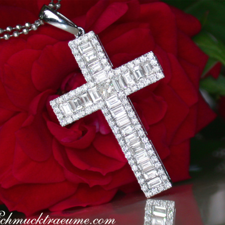 Ausgesuchter Kreuz Anhänger mit Baguette Diamanten