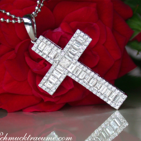 Ausgesuchter Kreuz Anhänger mit Baguette Diamanten