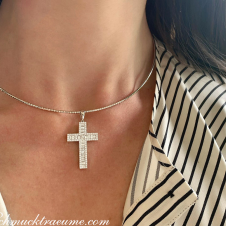 Ausgesuchter Kreuz Anhänger mit Baguette Diamanten