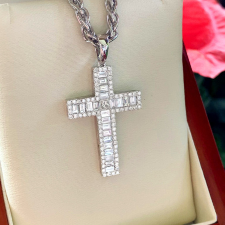 Ausgesuchter Kreuz Anhänger mit Baguette Diamanten